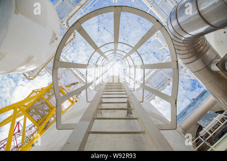 Contenitore pressurizzato, il recipiente e la scaletta per andare all'ugello superiore di gas di processo di disidratazione a offshore Oil e Gas centrale della piattaforma di elaborazione. Foto Stock