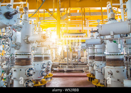 Valvole di sicurezza sul gas e petrolio al largo della testa del pozzo della piattaforma in remoto per proteggere la tubazione del sistema da una pressione eccessiva e sconvolto processo. Foto Stock