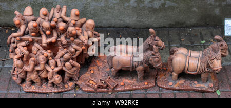 La scultura raffigurante un tradizionale carro del Carnevale di Ivrea, scultura di proprietà di Maurizio Grandinetti Foto Stock