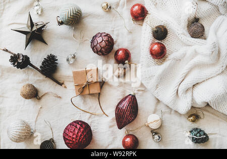 Flat-lay della festa di natale decorazione giocattoli su beige panno di lino Foto Stock