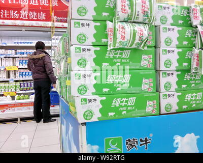 --FILE--cartoni di Mengniu puro latte sono esposti per la vendita in un supermercato a Shanghai in Cina, 9 marzo 2012. China Mengniu Dairy Co., i countrys Foto Stock