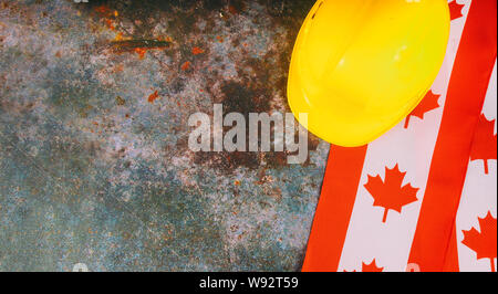 Bandiera canadese con la parola Agosto Civic Holiday Happy Canada Day celebrazione Foto Stock