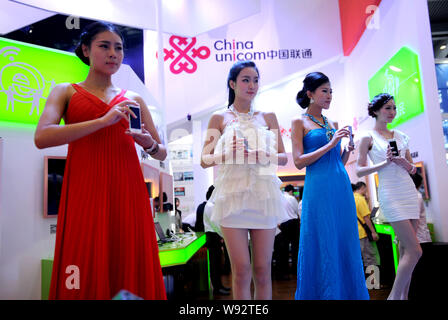 --FILE--modelli posano con 4G smartphone presso lo stand di China Unicom durante il XV Cina Hi-Tech Fair di Shenzhen, sud Chinas nella provincia di Guangdong, Foto Stock