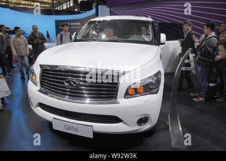 --FILE--i visitatori provare o guardare un Infiniti QX56 durante la XV Shanghai industria automobilistica internazionale mostra, noto come auto Shanghai 201 Foto Stock