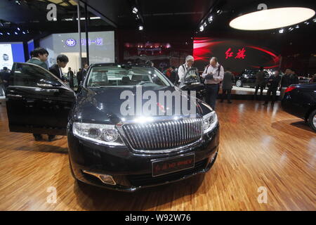 --FILE--i visitatori guardare una bandiera rossa (Hongqi) H7 PHEV di FAW durante il XV Shanghai industria automobilistica internazionale mostra, noto come auto Shang Foto Stock