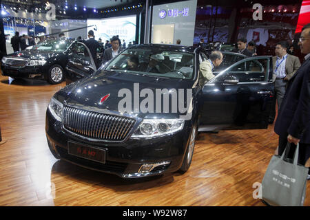 --FILE--i visitatori di provare una bandiera rossa o Hongqi H7 di limousine FAW durante il XV Shanghai industria automobilistica internazionale mostra, noto come auto Foto Stock