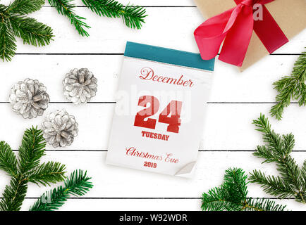 Vista superiore del nastrino a strappo sul Calendario Dicembre 24 la vigilia di Natale 2019 su bianco tavolo in legno Foto Stock