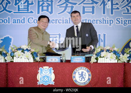 Zhang Li, sinistra, Copresidente e presidente della R&F Proprietà gruppo, scuote le mani con Ron Gourlay, chief executive di Chelsea Football Club, durante una s Foto Stock
