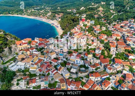 Antenna vista panorama urbano della città costiera di Parga, Grecia durante l'estate. Acqua cristallina del paesaggio naturale e splendidi edifici architettonici ne Foto Stock