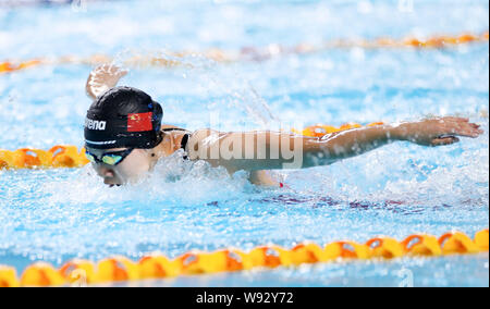 Taiyuan cinese nella provincia di Shanxi. 12 Ago, 2019. Zhang Yifan dell Hebei delegazione compete durante le donne 200m Butterfly finale al 2° Giochi della Gioventù della Repubblica popolare di Cina a Taiyuan, nel nord della Cina di nella provincia di Shanxi, Agosto 12, 2019. Credito: Ou Dongqu/Xinhua/Alamy Live News Foto Stock