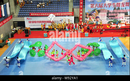 Collegio cinese gli studenti svolgono dragon dance durante la finale del 6 Federazione delle Università dello Sport della Cina Loong-Liondance Branca in Nanjing East Foto Stock