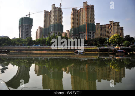 --FILE--nuovo alto appartamento residenziale edifici sono in costruzione a Yichang, porcellane centrale provincia di Hubei, 22 agosto 2013. Prope porcellane Foto Stock