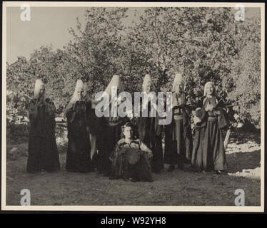 Una scena da una rievocazione storica del racconto biblico di Rut la Moabita, che mostra le donne di Betlemme nel tradizionale copricapo ballo di nozze Foto Stock