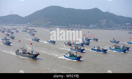 Cinese barche da pesca di pesci in Zhoushan, est Chinas nella provincia di Zhejiang, 16 settembre 2013. Barche da pesca con le bandiere rosse svolazzanti erano ri Foto Stock