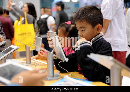 I giovani visitatori provare nuovi smartphone durante la XV China Hi-tech Fair (CHTF) a Shenzhen, sud Chinas nella provincia di Guangdong, 17 novembre 2013. Il Foto Stock