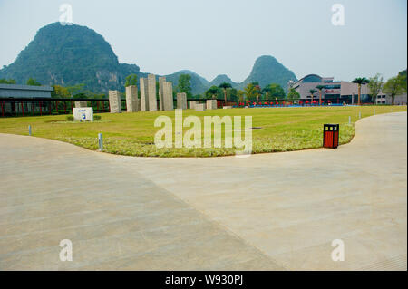 Vista del Club Med Guilin resort in Yangshuo county, della città di Guilin, sud Chinas Guangxi Zhuang Regione autonoma, 20 ottobre 2013. Località francese operat Foto Stock