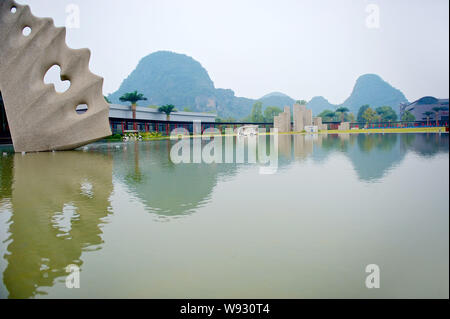 Vista del Club Med Guilin resort in Yangshuo county, della città di Guilin, sud Chinas Guangxi Zhuang Regione autonoma, 20 ottobre 2013. Località francese operat Foto Stock