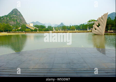 Vista del Club Med Guilin resort in Yangshuo county, della città di Guilin, sud Chinas Guangxi Zhuang Regione autonoma, 20 ottobre 2013. Località francese operat Foto Stock