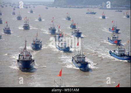 Cinese barche da pesca di pesci in Zhoushan, est Chinas nella provincia di Zhejiang, 16 settembre 2013. Barche da pesca con le bandiere rosse svolazzanti erano ri Foto Stock