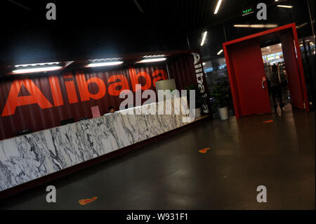 Un dipendente cinese lavora alla reception in sede e sede di Alibaba in Hangzhou, est Chinas nella provincia di Zhejiang, 20 agosto 2013. Foto Stock