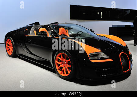 Una Bugatti Veyron 16.4 Grand Sport Vitesse WRC edizione auto sportiva è visualizzato durante il XV Shanghai industria automobilistica internazionale mostra, k Foto Stock