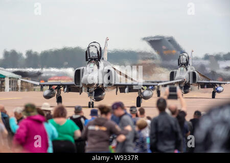 Folle a RAF Fairford guardando una coppia di Turco F-4 Phantom taxi per la partenza presso il Royal International Air Tattoo Foto Stock