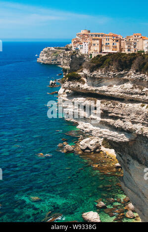 Le vecchie case e città costruita sul bordo di alte scogliere di Bonifacio, nel Mediterraneo Mare di Corsica Foto Stock