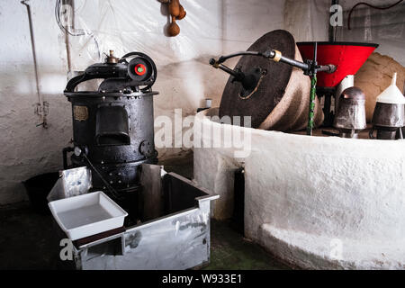 Macine in tradiitional l'estrazione dell'olio d'oliva premere, Quatretonda Foto Stock