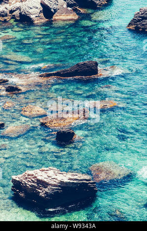 Bella blu turchese acqua di mare con scogli, guardando come una laguna del mediterraneo costa di Bonifacio, Corsica Foto Stock