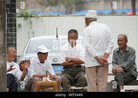 --FILE--anziani residenti cinesi chat su di una strada nella città di Qingdao, est Chinas provincia di Shandong, 26 settembre 2012. Il popolo cinese si è ritirato da th Foto Stock