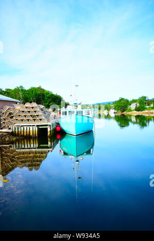 Barca da pesca e aragosta trappole in un porto sul Cape Breton. Foto Stock