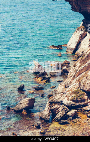 Bella blu turchese acqua di mare con scogli, guardando come una laguna del mediterraneo costa di Bonifacio, Corsica Foto Stock