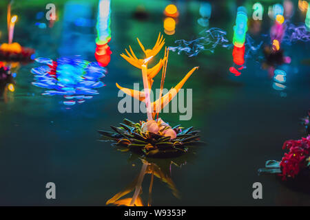 Loy Krathong festival, la gente compra i fiori e candela alla luce e galleggiare su acqua per celebrare il Loy Krathong festival in Thailandia Foto Stock