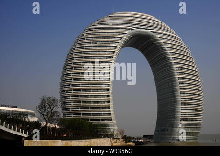 --FILE--Vista generale del Sheraton Huzhou Hot Spring Resort nella città di Huzhou, est Chinas nella provincia di Zhejiang, 6 novembre 2012. Si tratta di una ciambella? Un cavallo Foto Stock