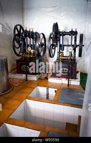 Il bagno di acqua per separare l'olio di oliva puro nella tradiitional l'estrazione dell'olio di oliva premere, Quatretonda Foto Stock