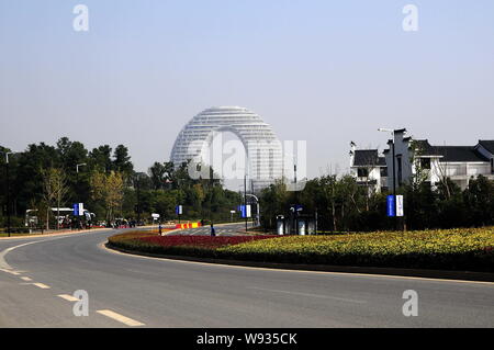 --FILE--Vista generale del Sheraton Huzhou Hot Spring Resort nella città di Huzhou, est Chinas nella provincia di Zhejiang, 6 novembre 2012. Si tratta di una ciambella? Un cavallo Foto Stock