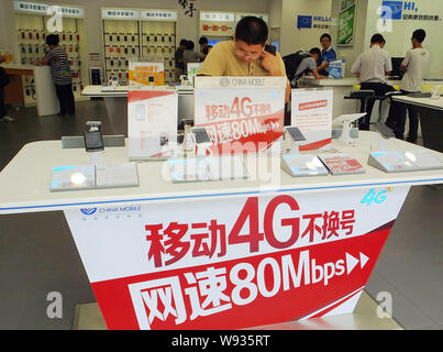 --FILE--i clienti provare 4G smartphone alla un ramo di China Mobile nella città di Guangzhou, sud Chinas nella provincia di Guangdong, 31 ottobre 2013. In eme Foto Stock