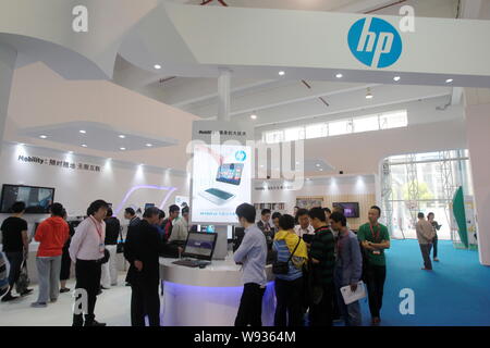 --FILE -- la gente visita lo stand di HP durante il primo in Cina (Shanghai) International Technology fiera in Cina a Shanghai, 11 maggio 2013. Segni di rapidamente Foto Stock