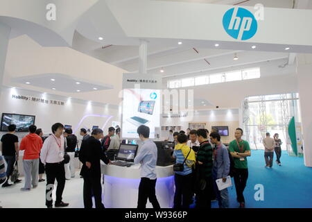 --FILE -- la gente visita lo stand di HP durante la Cina (Shanghai) Tecnologia Internazionale Fair 2013 a Shanghai in Cina, 11 maggio 2013. Hewlett-Packar Foto Stock