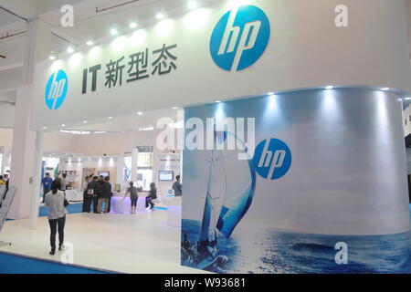 --FILE -- la gente visita lo stand di HP durante la Cina (Shanghai) Tecnologia Internazionale Fair 2013 a Shanghai in Cina, 11 maggio 2013. Hewlett-Packar Foto Stock