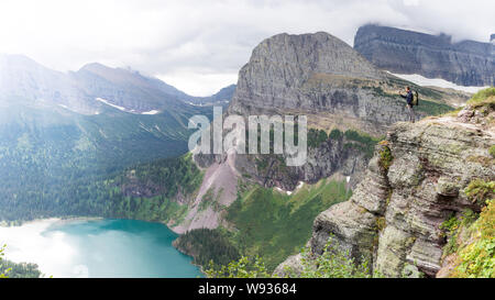 Uomo di scattare una foto del meraviglioso lago nel Montana mentre escursionismo Foto Stock