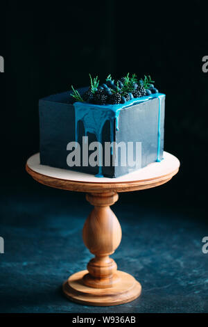 Blue torta decorata con more e mirtilli. Foto Stock