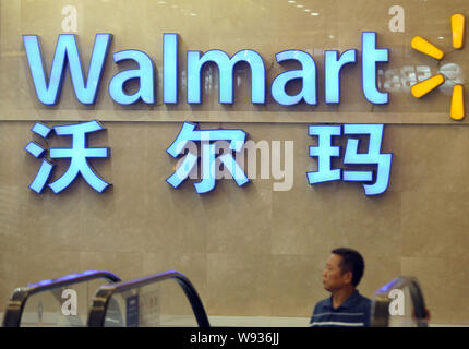 --FILE--un cliente cinese negozi presso un supermercato Walmart in Cina a Shanghai, 8 ottobre 2013. I mondi più grande dettagliante da ricavi detto su Thursd Foto Stock