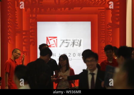 --FILE--I Homebuyers visitare lo stand di Vanke durante un immobiliare mostra a Shanghai, in Cina, il 5 ottobre 2012. China Vanke Co., il più grande di sviluppare Foto Stock
