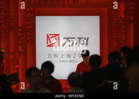 --FILE--I Homebuyers visitare lo stand di Vanke durante una fiera immobiliare in Cina a Shanghai, 5 ottobre 2012. China Vanke Co., il più grande dei countrys publ Foto Stock