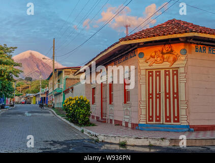 Isola di Ometepe, Nicaragua America Centrale - 5 Maggio 2017: Tramonto nelle strade di Isola di Ometepe con la Concepción vulcano coperto di nuvole in t Foto Stock