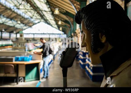 Una figurina di Elvis Presley al Kelly records in Cardiff il Mercato Coperto, Agosto 2019. Foto Stock