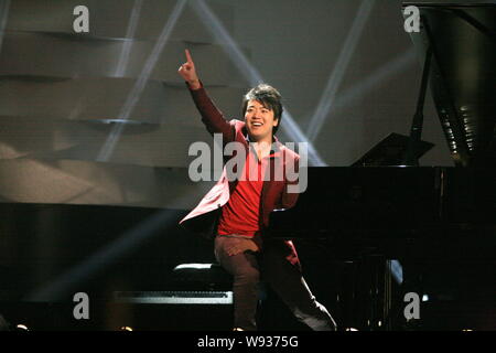 --FILE--pianista cinese Lang Lang esegue durante il classico BRIT Awards 2013 presso la Royal Albert Hall di Londra, Regno Unito, 2 ottobre 2013. Supers porcellane Foto Stock