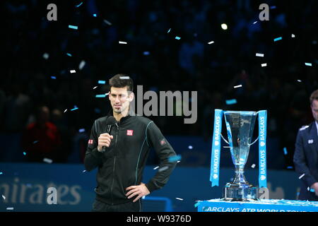 Novak Djokovic di Serbia parla accanto alla ATP World Tour Finals tennis trofeo dopo la sconfitta di Rafael Nadal di Spagna durante la cerimonia di premiazione del 201 Foto Stock