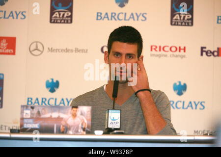 Tennista serbo Novak Djokovic è raffigurato nel corso di una conferenza stampa di ATP World Tour Finals di Londra, UK, 4 novembre 2013. Foto Stock